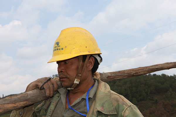 图为奋战在施工一线的员工事情时的情景